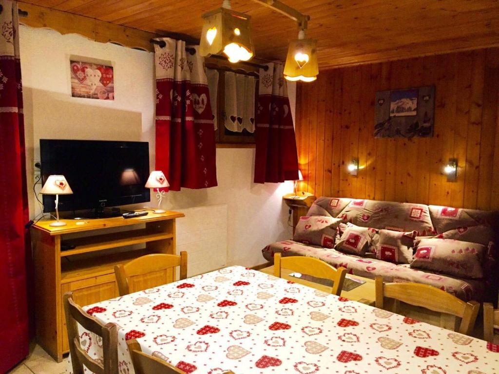 a living room with a table and a couch at Chalet Les Lupins - 3 Pièces pour 6 Personnes 04 in Valloire