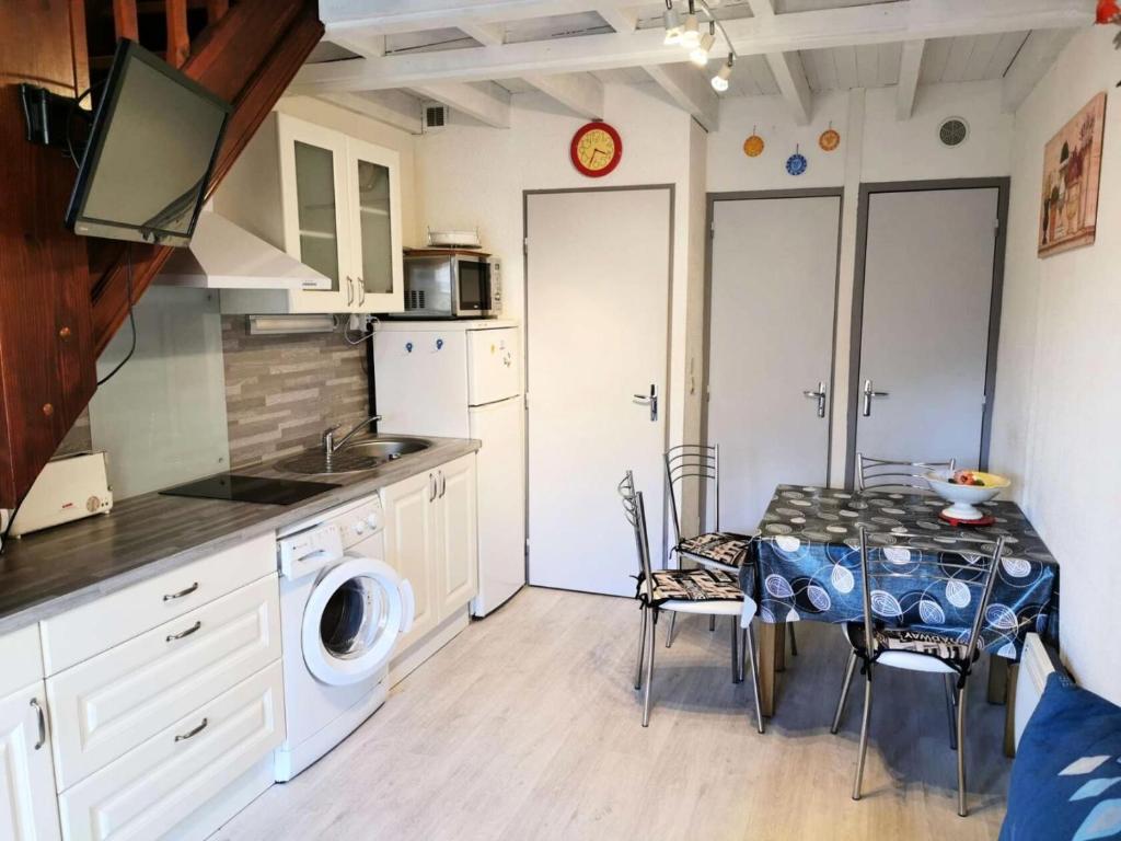 Dapur atau dapur kecil di Résidence Maisons De La Plage - VILLA T2 MEZZANINE 6 couchages PORT LEUCATE. Réf: 1MPL_2A MAE-5374