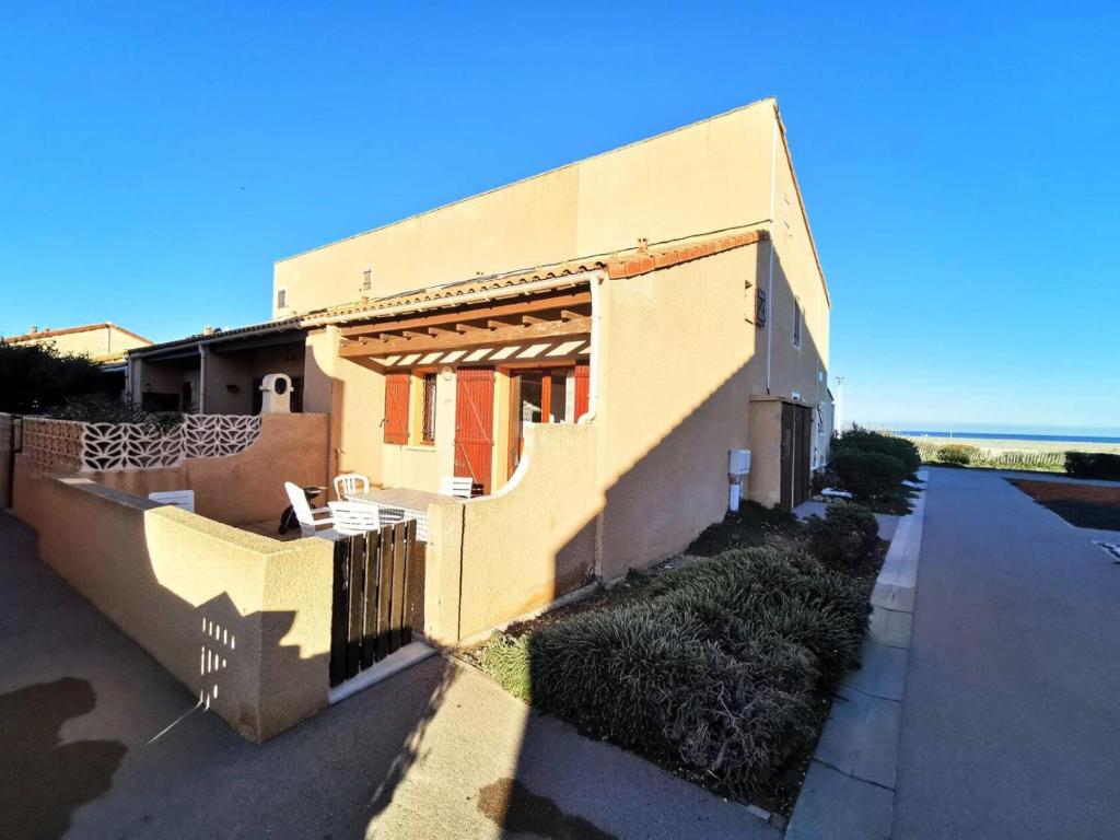 un bâtiment avec un auvent sur son côté dans l'établissement Résidence Grande Bleue - VILLA 3 PIECES 6 couchages PORT LEUCATE MAE-5414, à Port-Leucate