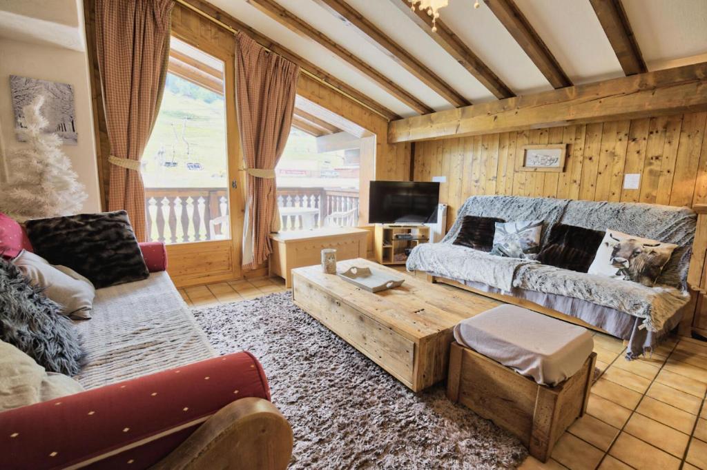 ein Wohnzimmer mit einem Sofa und einem Couchtisch in der Unterkunft Résidence La Beguette - 2 Pièces pour 6 Personnes 54 in Notre-Dame-de-Bellecombe
