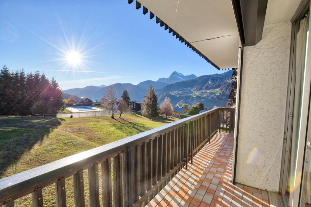 un balcon avec vue sur les montagnes dans l'établissement Résidence Les Alpages - Appartement Sud avec vues montagnes, skis aux pieds MAE-2664, à Notre-Dame-de-Bellecombe