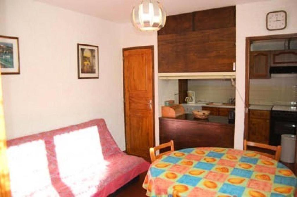 sala de estar con cama y cocina en Résidence LES PATIOS 1 - Maisons & Villas pour 6 Personnes 64, en Port Leucate