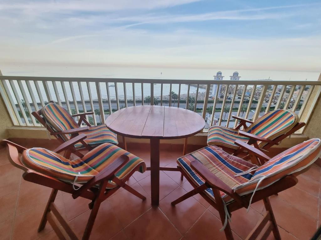 d'un balcon avec une table et des chaises donnant sur l'océan. dans l'établissement Porto sokhna Pyramids Apartments, à Ain Sokhna