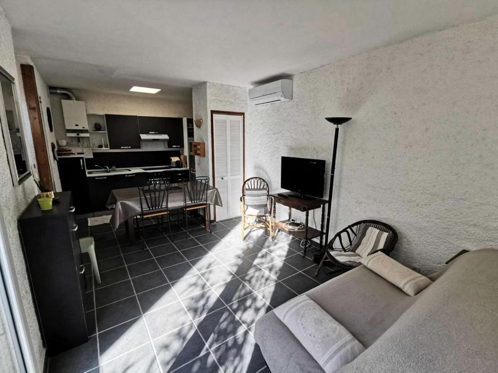 un salon avec un canapé et une télévision dans l'établissement Résidence Les Patios 1 - VILLA 3 PIECES 6 couchages PORT LEUCATE MAE-5724, à Port-Leucate