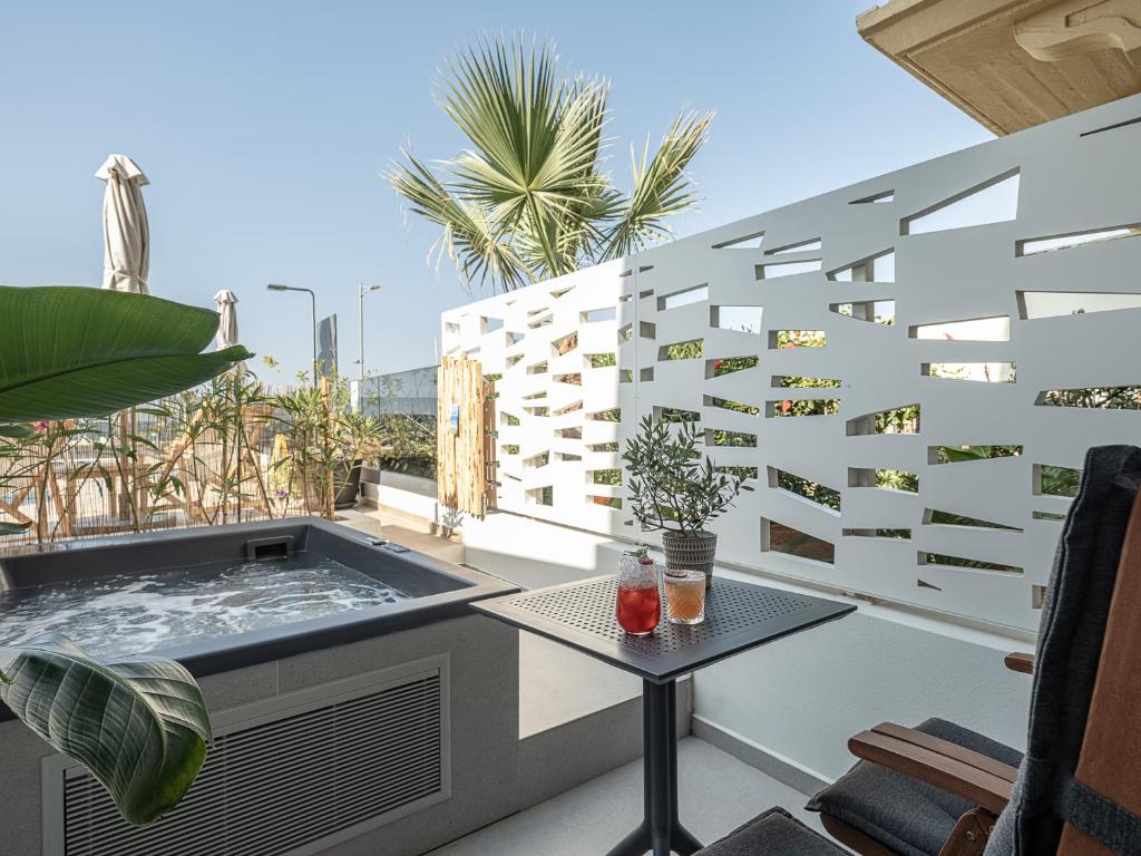 Balkón nebo terasa v ubytování Calla Luxury Seafront Suites