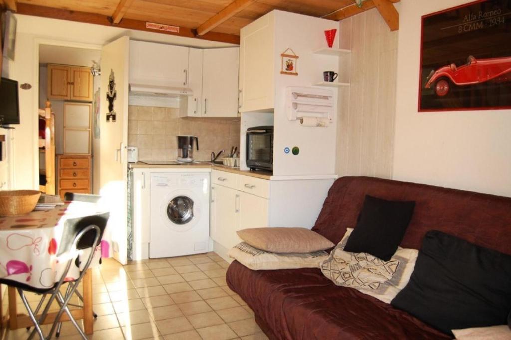 un salon avec un canapé et une cuisine dans l'établissement Résidence Hawai 1 - VILLA T1 CAB MEZZ 5 couchages PORT LEUCATE MAE-5954, à Port-Leucate
