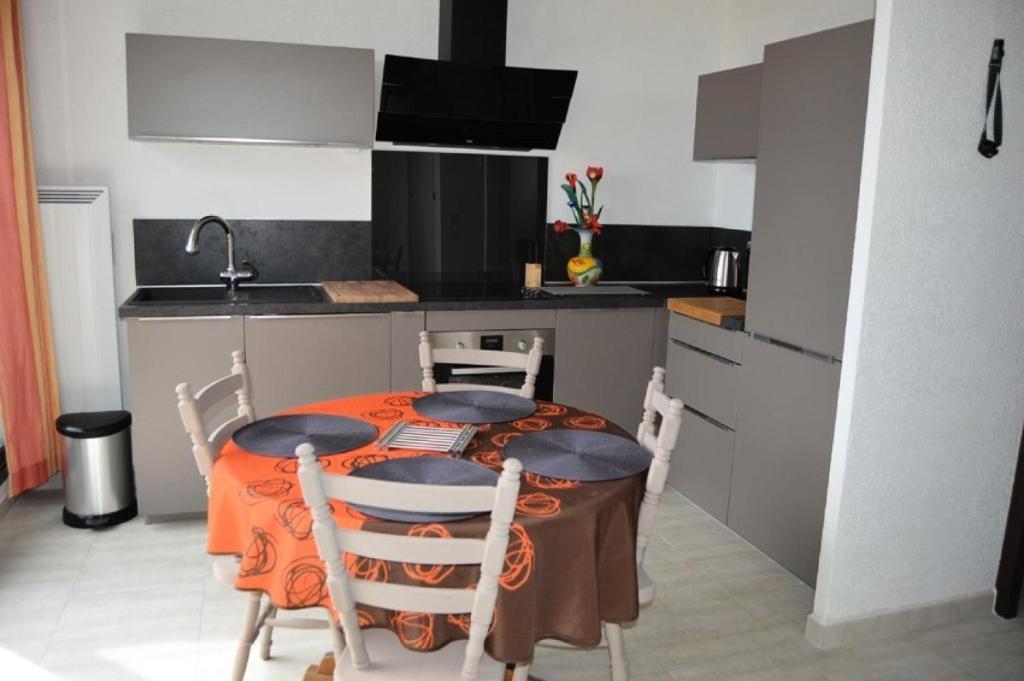 une cuisine avec une table et des chaises dans une cuisine dans l'établissement Résidence Maisons De La Mer 2 - Magnifique appartement avec vue sur mer pour 4 personnes à Port Leucate. Réf: 1MM2_254 MAE-6024, à Port-Leucate