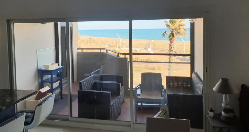 Cette chambre offre une vue sur l'océan. dans l'établissement Résidence Soleil Levant 2 - APPT T2 CAB OU MEZZ 6 couchages LE BARCARES MAE-6084, à Port-Leucate