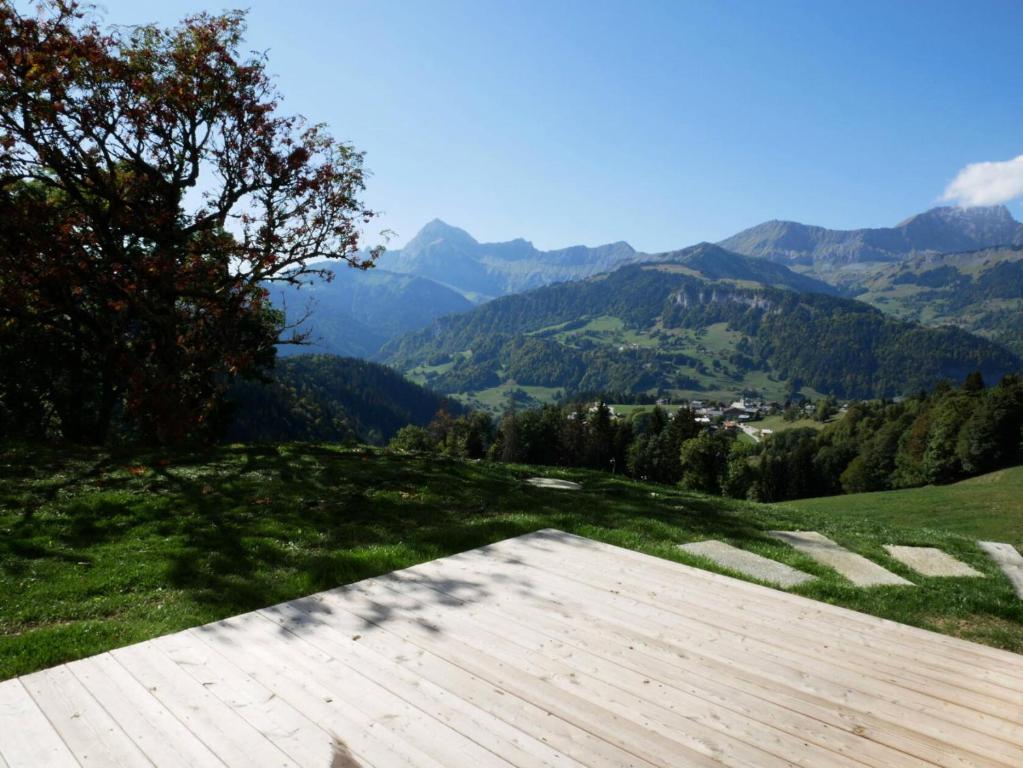 - une vue sur les montagnes depuis une table en bois dans l'établissement Résidence La Ferme Du Cheloup - Appartement de charme avec une vue exceptionnelle MAE-2774, à Notre-Dame-de-Bellecombe