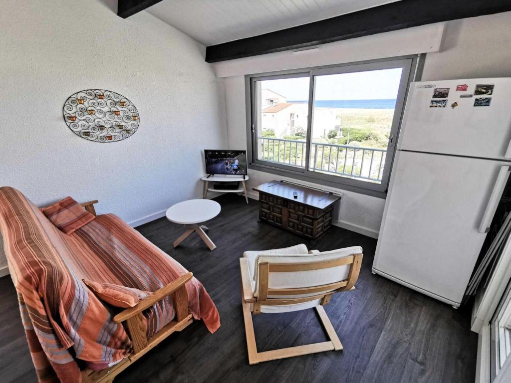 - une chambre avec un lit, un réfrigérateur et une fenêtre dans l'établissement Résidence Les Aigues Marines - Bel appartement trois pièces avec vue sur mer à Port Leucate. Réf: 1AM_187 MAE-6304, à Port-Leucate
