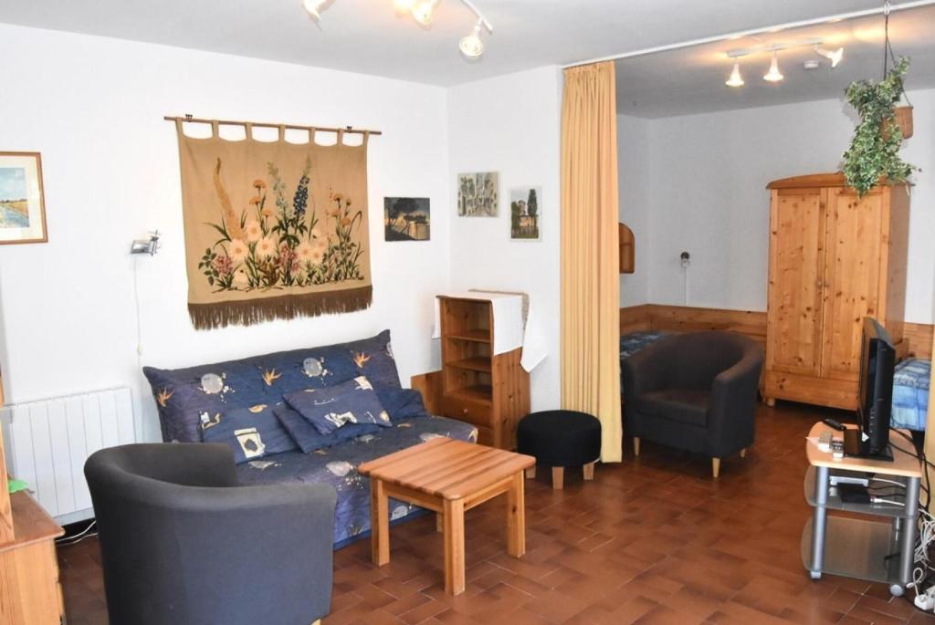un salon avec un canapé et une table dans l'établissement Résidence Les Villas Du Mail - VILLA 3 PIECES 6 couchages PORT LEUCATE MAE-6594, à Port-Leucate