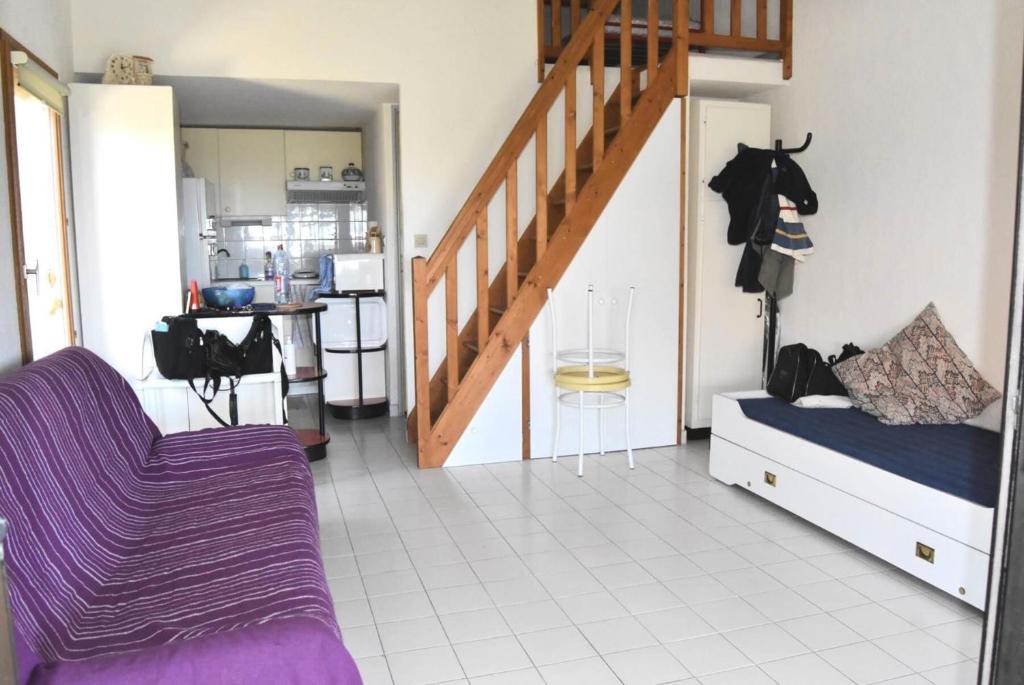 - un salon avec un canapé violet et un escalier dans l'établissement Résidence Les Captivantes - Villa deux pièces mezzanine avec vue sur mer. Réf: 1CAPT_Q4 MAE-6904, à Port-Leucate