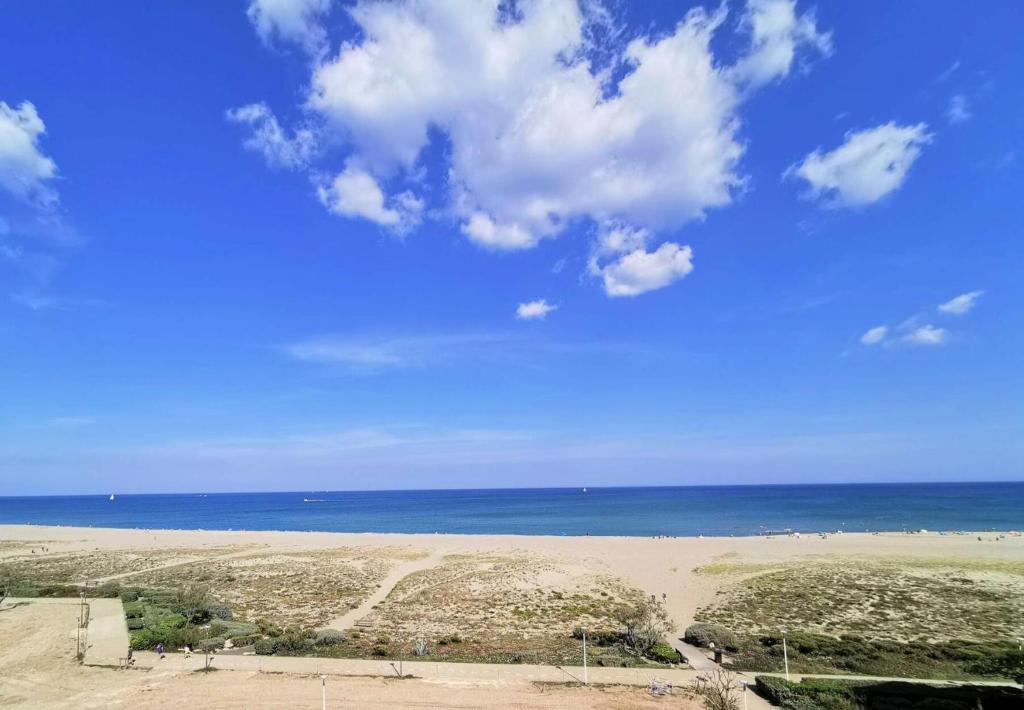 - une vue sur la plage et l'océan en arrière-plan dans l'établissement Résidence Les Cyclades - 3 Pièces 6 couchages PORT LEUCATE. Réf: 2CYC_133C MAE-7084, à Port-Leucate