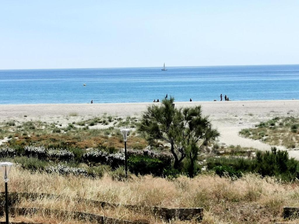 - une plage avec des gens sur le sable et l'océan dans l'établissement Résidence Les Nefs Des Sables - STUDIO 4 PERSONNES 5 couchages PORT LEUCATE. Réf: 2NEF_23K3 MAE-6924, à Port-Leucate