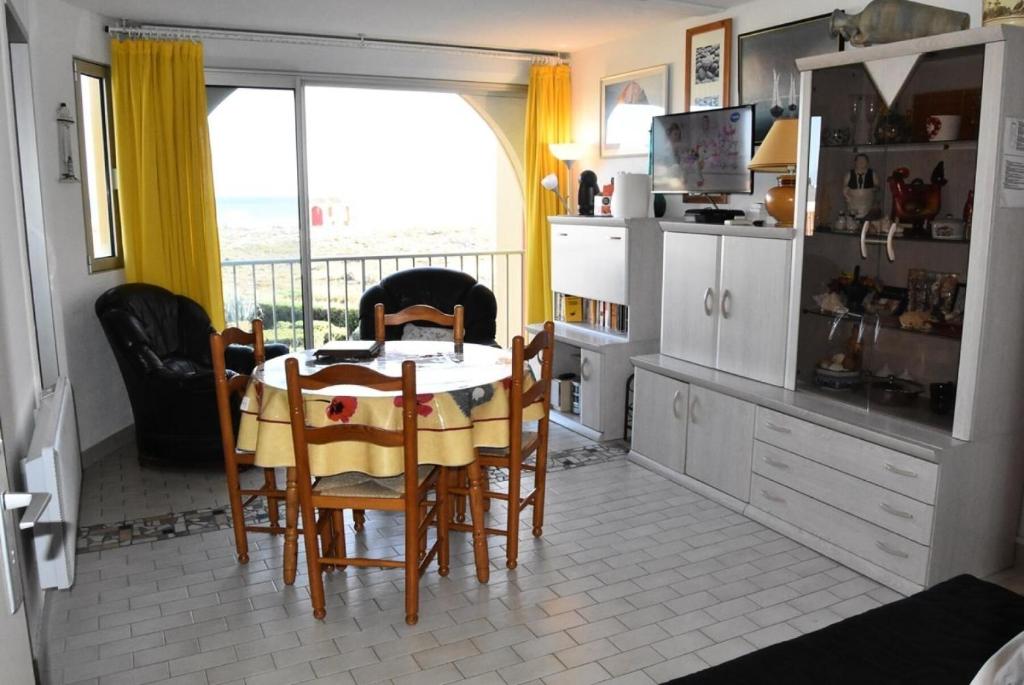 Il dispose d'un balcon et d'une cuisine avec une table et des chaises. dans l'établissement Résidence Copacabana - Appartement avec vue sur mer pour 4 personnes à Port Leucate. Réf: 1COP_157A MAE-7224, à Port-Leucate