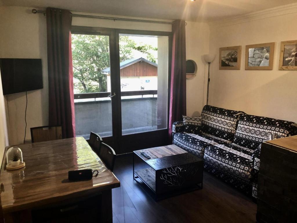 un salon avec un canapé et une table dans l'établissement Résidence Les Valmonts - 2 pièces 4/5 personnes 3 expo ouest MAE-3894, à Valloire