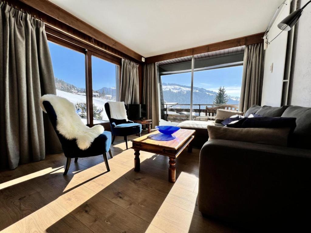 un salon avec un canapé, des chaises et une table dans l'établissement Résidence Les Alpages - Appartement avec une vue exceptionnelle, proche des pistes et piscine en été MAE-2434, à Notre-Dame-de-Bellecombe