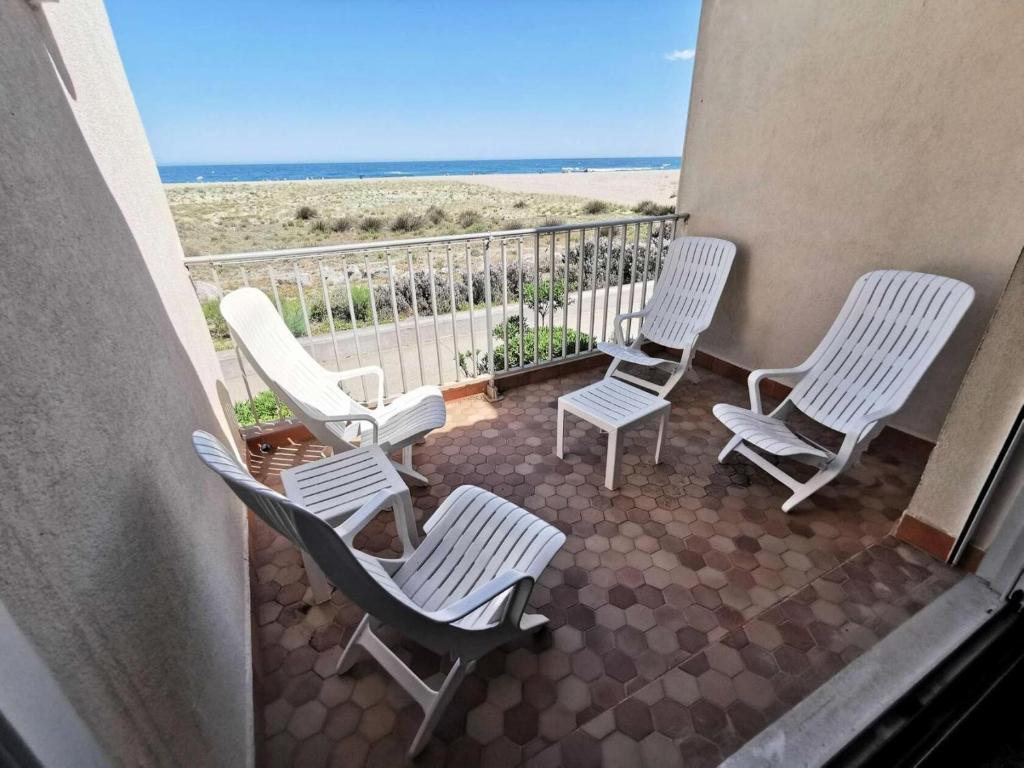 d'un balcon avec des chaises et une vue sur la plage. dans l'établissement Résidence Les Aigues Marines - Appartement T3 mezzanine à Port Leucate - Réf: 1AM_125 MAE-1254, à Port-Leucate