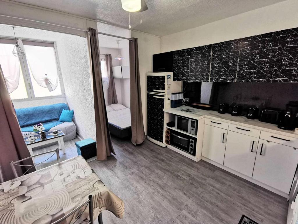 une pièce avec une cuisine et un salon dans l'établissement Résidence Madinina - STUDIO 4 PERSONNES 4 couchages PORT LEUCATE MAE-7744, à Leucate