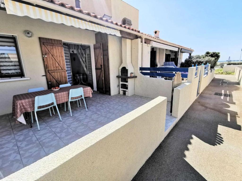 une terrasse avec une table et des chaises dans une maison dans l'établissement Résidence Grande Bleue - VILLA T2 MEZZANINE 6 couchages PORT LEUCATE MAE-7294, à Leucate