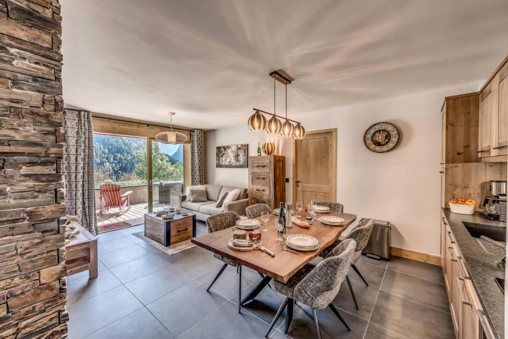 une cuisine et un salon avec une table et des chaises dans l'établissement Résidence Les Nouveaux Alpages - Appartement 4 avec accès au SPA inclus MAE-8234, à Champagny-en-Vanoise