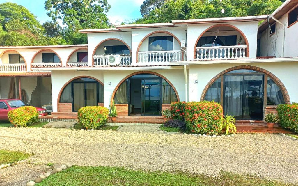 Casa grande con balcón en la parte superior. en Apartamentos Orange Beach, en Puntarenas