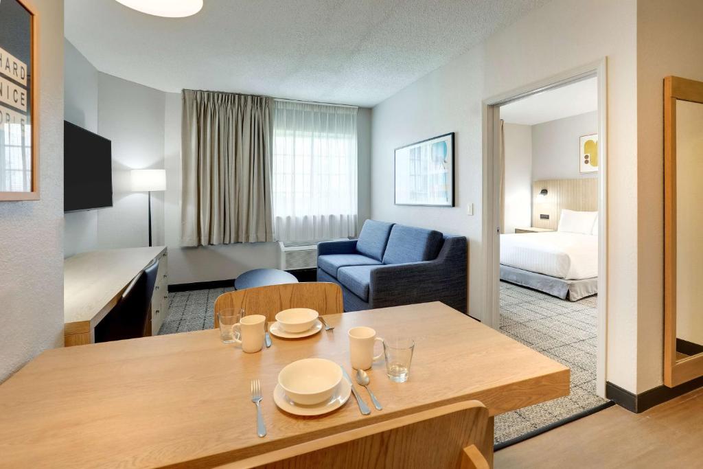 Sonesta Simply Suites Miami Airport Doral photo