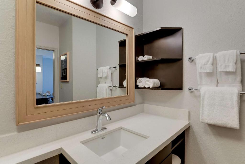 Sonesta Simply Suites Miami Airport Doral photo