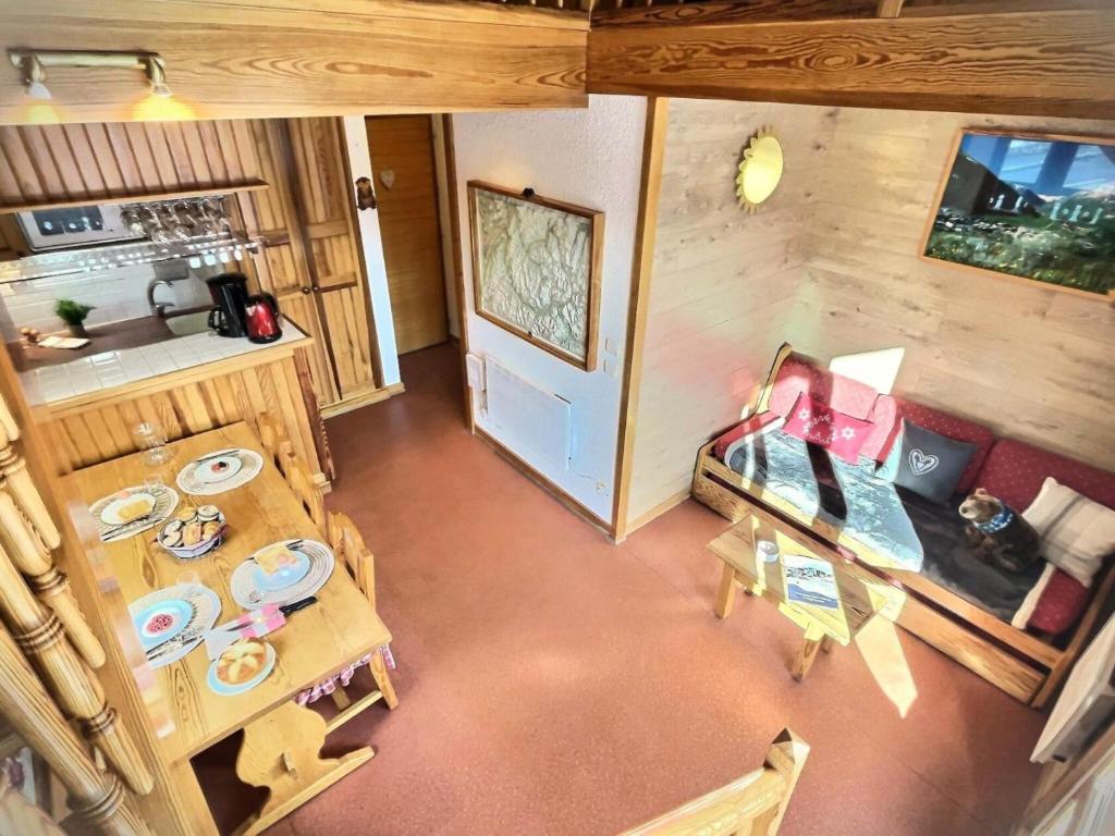 - une vue sur le plafond d'une chambre située dans une petite maison dans l'établissement Résidence Verdets Ii - Charmant studio/mezzanine pour 4 personnes à Val d'Isère à 250m du centre du village et 400m des pistes MAE-2844, à Val dʼIsère