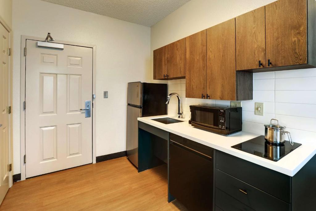 Sonesta Simply Suites Miami Airport Doral photo