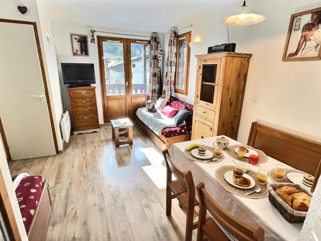 un salon avec une table avec de la nourriture dessus dans l'établissement Résidence Les Jardins De Val - Appartement 2 pièces pour 4 personnes à Val d'Isère à 350m du centre du village et 450m des pistes MAE-2994, à Val dʼIsère