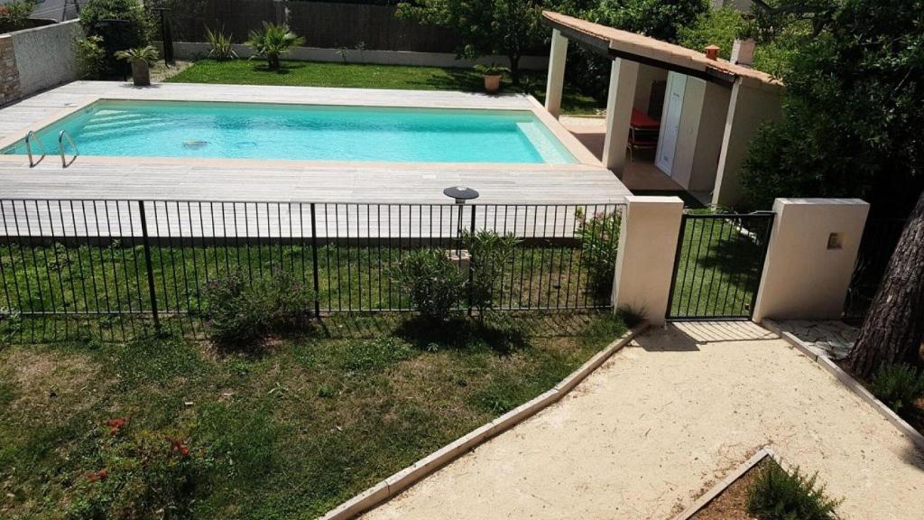 einen Zaun um einen Pool im Hof in der Unterkunft Résidence Courtaude - 3 Pièces pour 5 Personnes 854 in Six-Fours-les-Plages