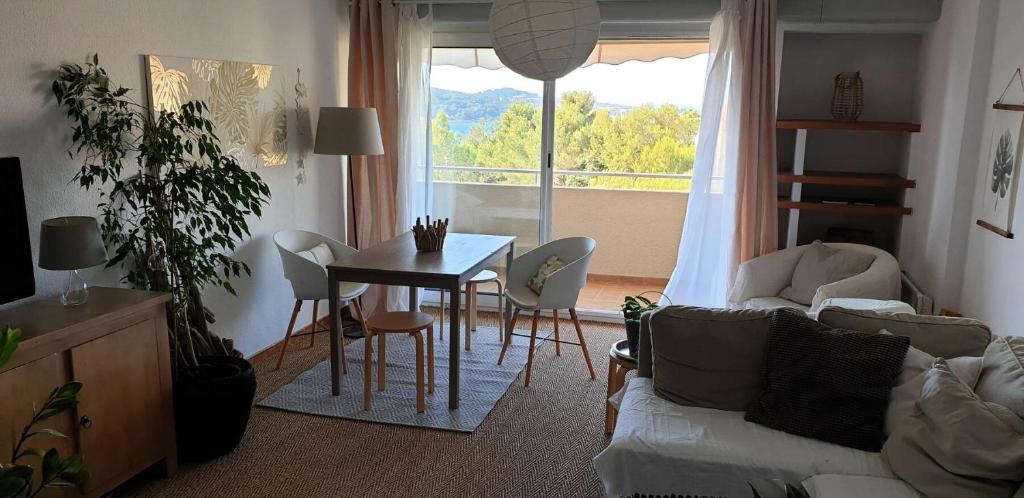 ein Wohnzimmer mit einem Tisch, Stühlen und einem Sofa in der Unterkunft Résidence Eugenie - 2 Pièces pour 5 Personnes 104 in La Seyne-sur-Mer