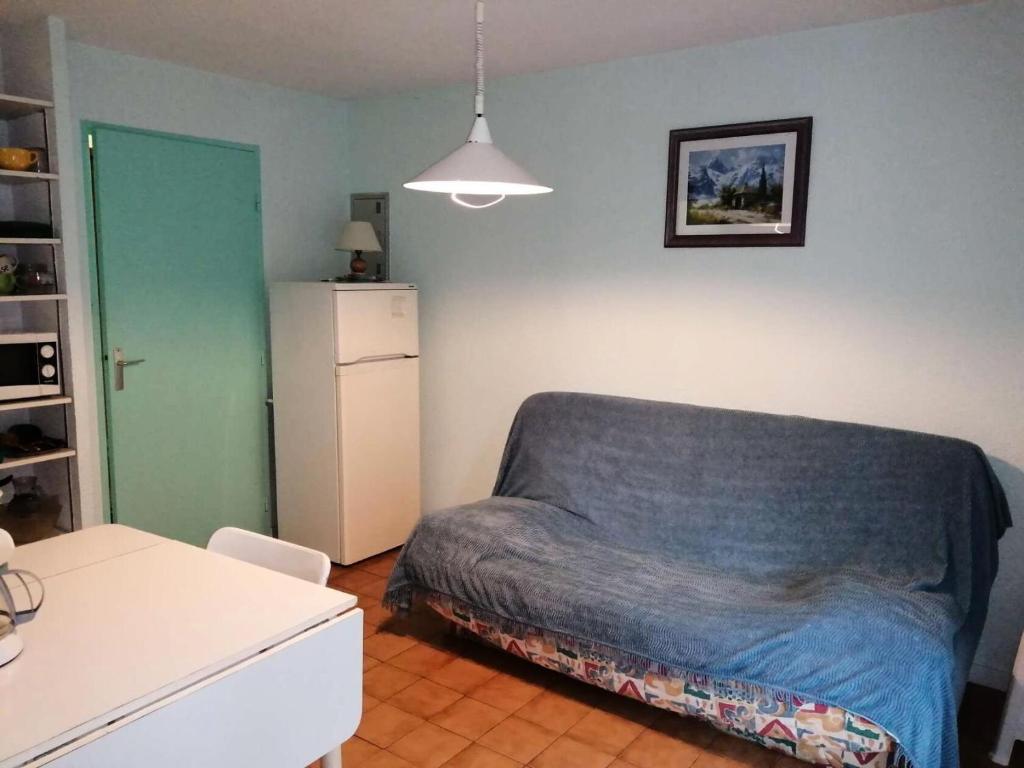 Cette petite chambre comprend un lit et un réfrigérateur. dans l'établissement Résidence Cap Vert - Joli T2 front de mer dans domaine avec piscine et tennis MAE-7894, à Six-Fours-les-Plages