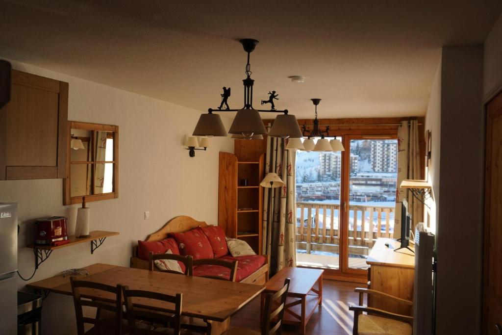 - une cuisine et une salle à manger avec une table et un canapé dans l'établissement Résidence Terrasses De La Bergerie - 3 pièces 6 personnes MAE-8934, à Orcières