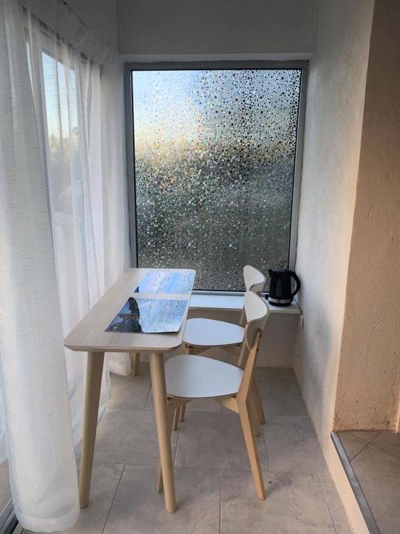 une table et une chaise devant une fenêtre dans l'établissement Résidence Mistral - Joli studio à Six Fours Les Plages 100m de la plage - Accès direct MAE-8844, à Six-Fours-les-Plages