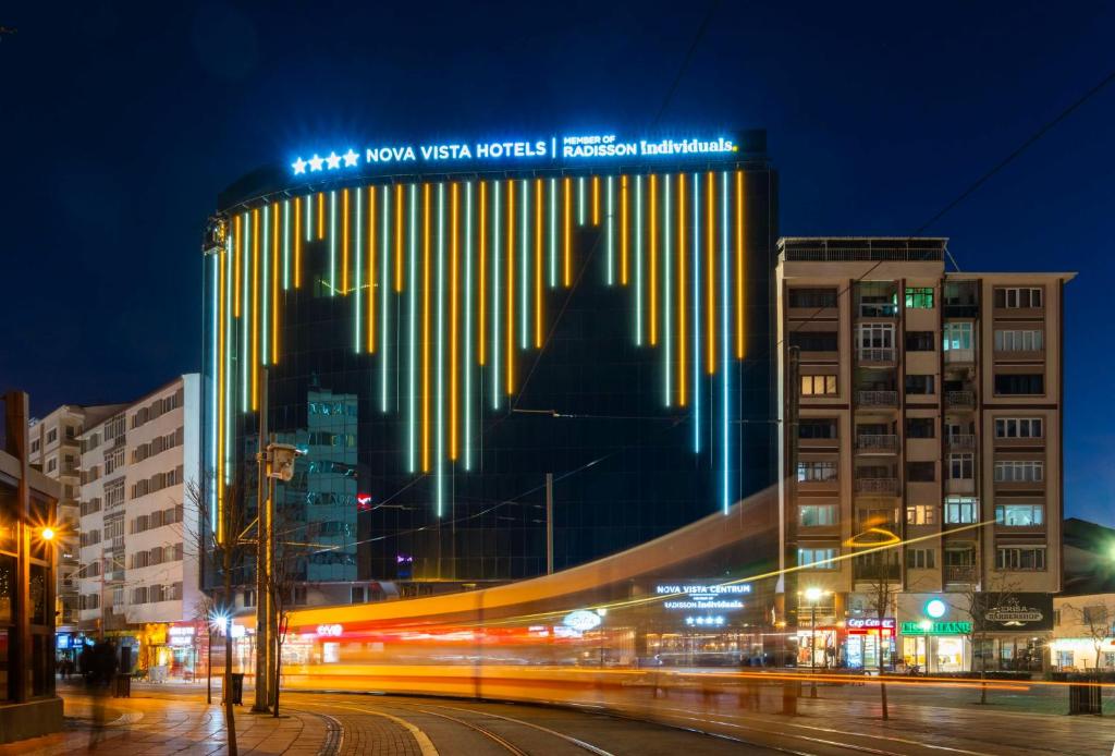 Blick auf die Nacht eines Gebäudes mit Neonlichtern in der Unterkunft Nova Vista Centrum Hotel Eskisehir, a Member of Radisson Individuals in Eskisehir