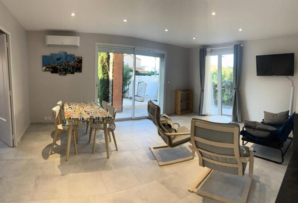 un salon avec une table et des chaises dans l'établissement Résidence Mistral - Superbe T3 à Six Fours les Plages / 100m de la plage MAE-8854, à Six-Fours-les-Plages