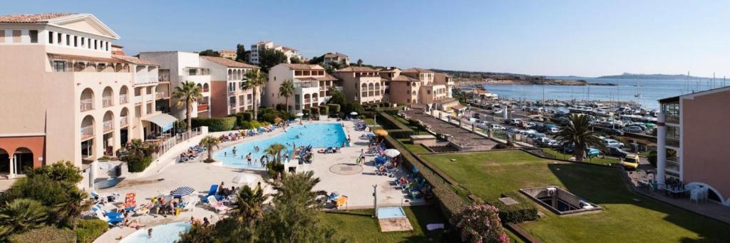 - une vue sur un complexe avec une piscine dans l'établissement Résidence Rivages - Coquet appartement de type 2 en rez de jardin à Six Fours les Plages MAE-9654, à Six-Fours-les-Plages