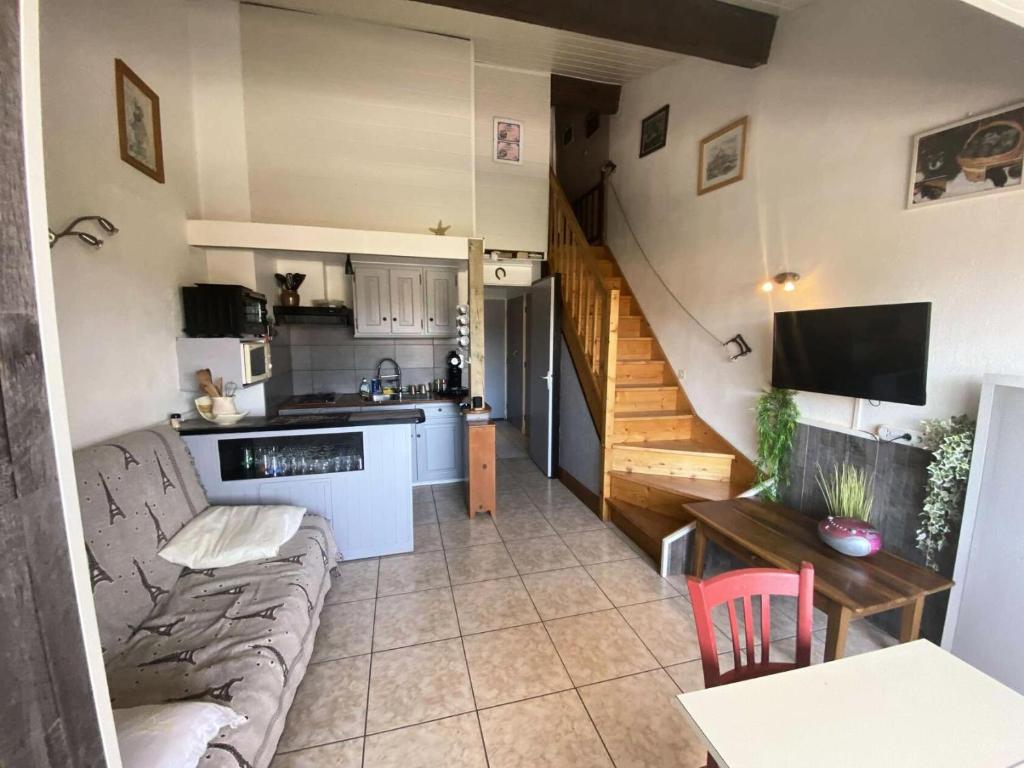 Il dispose d'une cuisine et d'un salon avec un canapé et une table. dans l'établissement Résidence Fortin - Appartement 6 couchages accès mer à pied MAE-9864, à Six-Fours-les-Plages