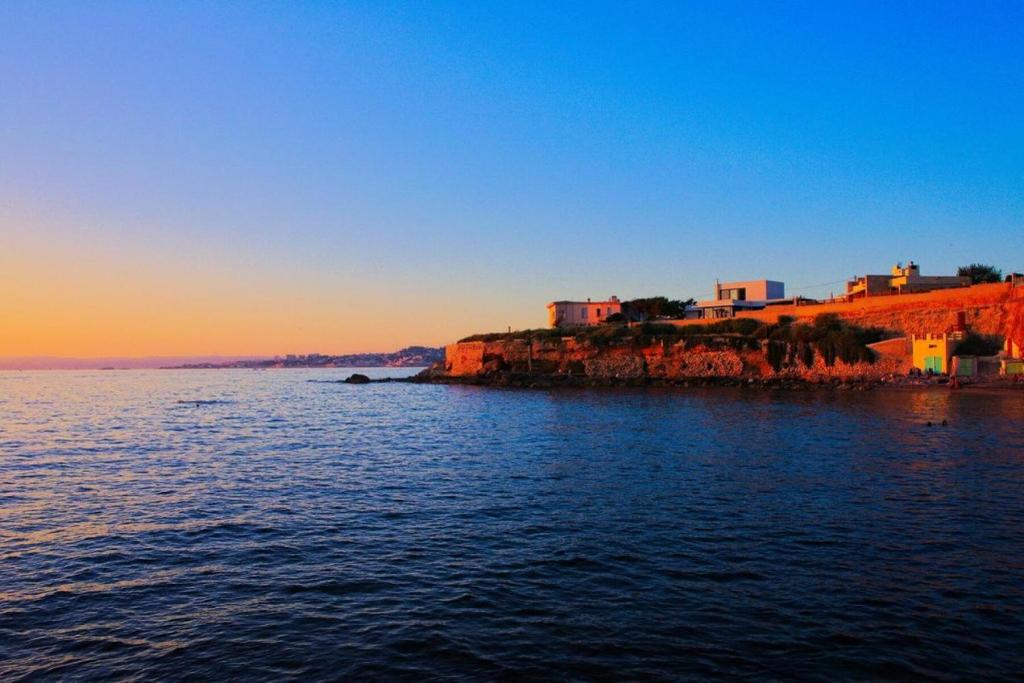 une petite île au milieu d'une masse d'eau dans l'établissement Résidence Morieres - Joli T2 6 couchages à Six Fours Les Plages vue mer exceptionnelle MAE-9934, à Six-Fours-les-Plages