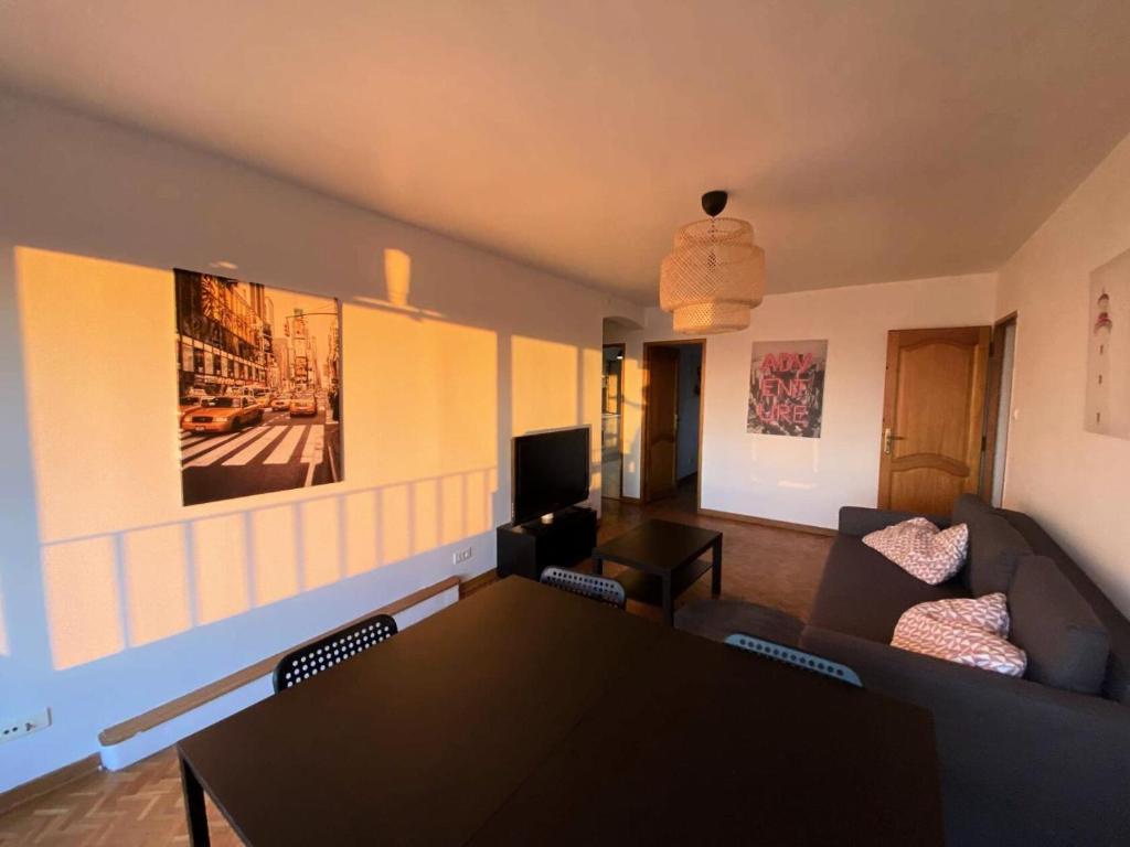 un salon avec un canapé et une table dans l'établissement Résidence Rouviere - Grand appartement 8 couchages vue mer budget maitrisé MAE-9674, à Marseille
