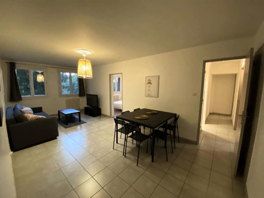 un salon avec une table et un canapé dans l'établissement Résidence Rouviere - Grand appartement 8 couchages budget maîtrisé MAE-9694, à Marseille