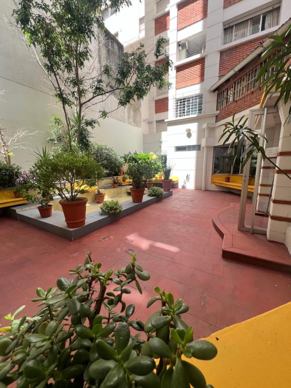 cortile con piante in vaso in un edificio di Apartamento monoambiente en Pocitos a Montevideo
