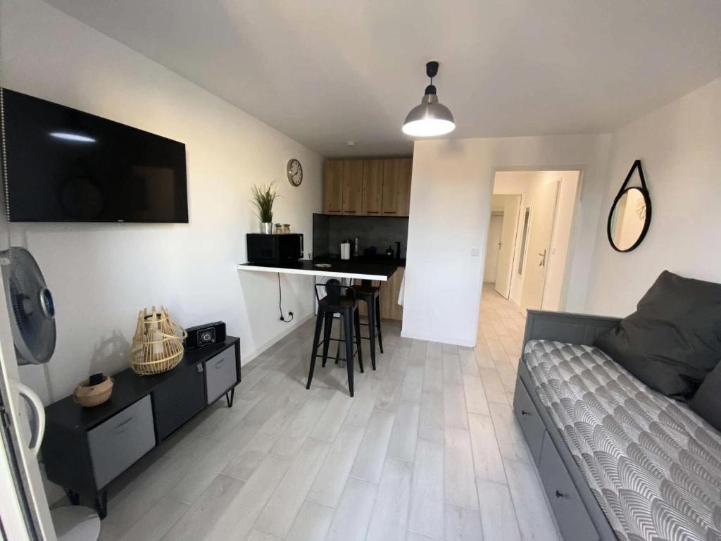 Il comprend un salon avec un lit et une cuisine avec une table. dans l'établissement Résidence Cap Vert - Appartement neuf de standing 4 couchages à Six Fours Les Plages MAE-9914, à Six-Fours-les-Plages
