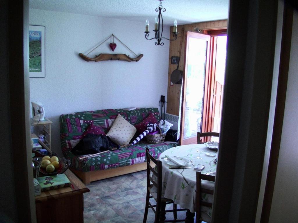 sala de estar con sofá y mesa en Residence Les Choseaux - 2 Pièces pour 6 Personnes 764, en Valloire
