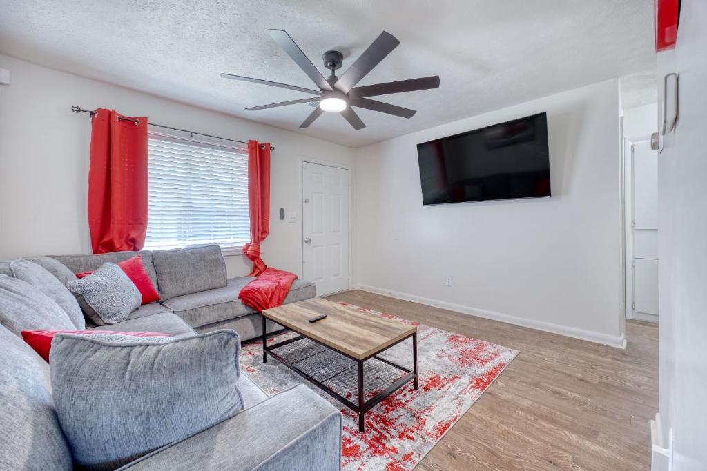 uma sala de estar com um sofá e uma ventoinha de tecto em Southern Charm em Columbus