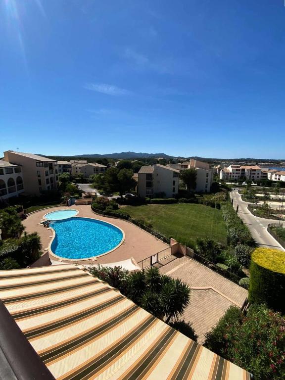 une vue aérienne d'une piscine dans un complexe hôtelier dans l'établissement Résidence Jardin D'azur - Super appart dans un jardin idyllique a proximité de la mer MAE-7084, à Six-Fours-les-Plages
