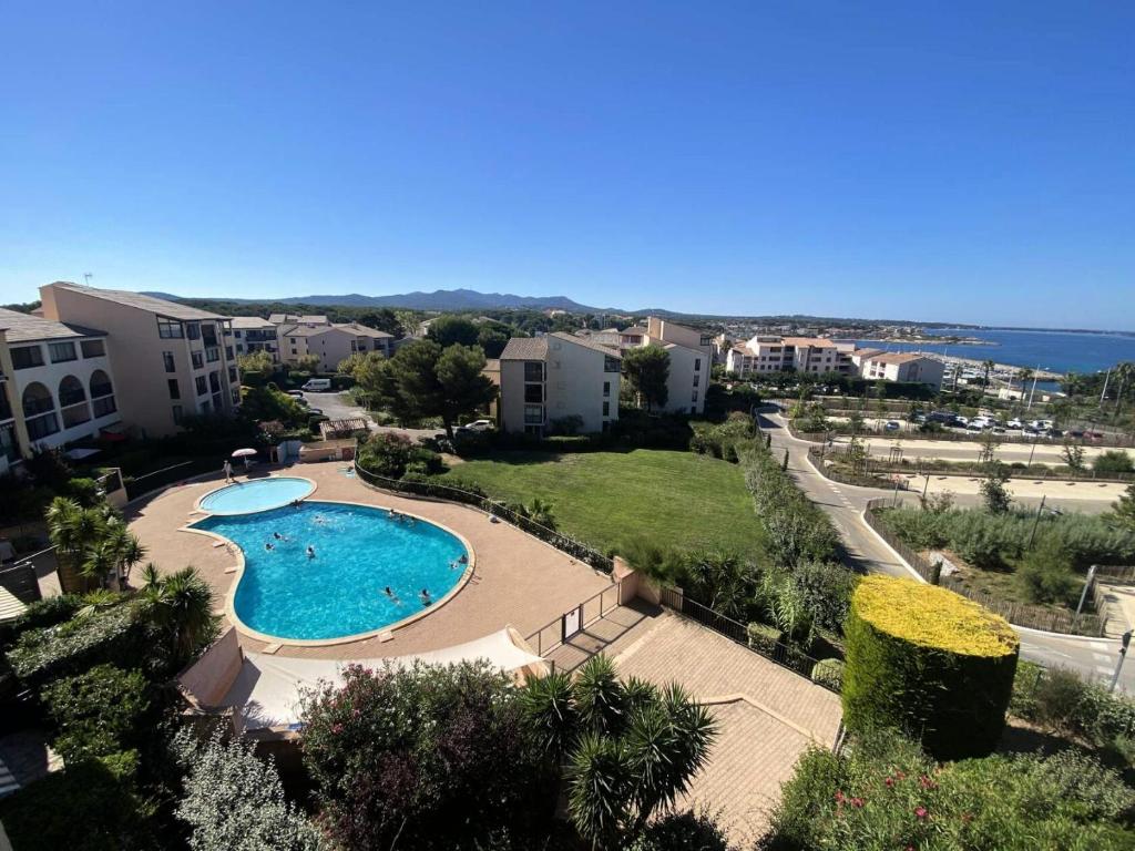 una vista aérea de una piscina en un complejo en Résidence Jardin D'azur - 2 Pièces pour 4 Personnes 084, en Six-Fours-les-Plages