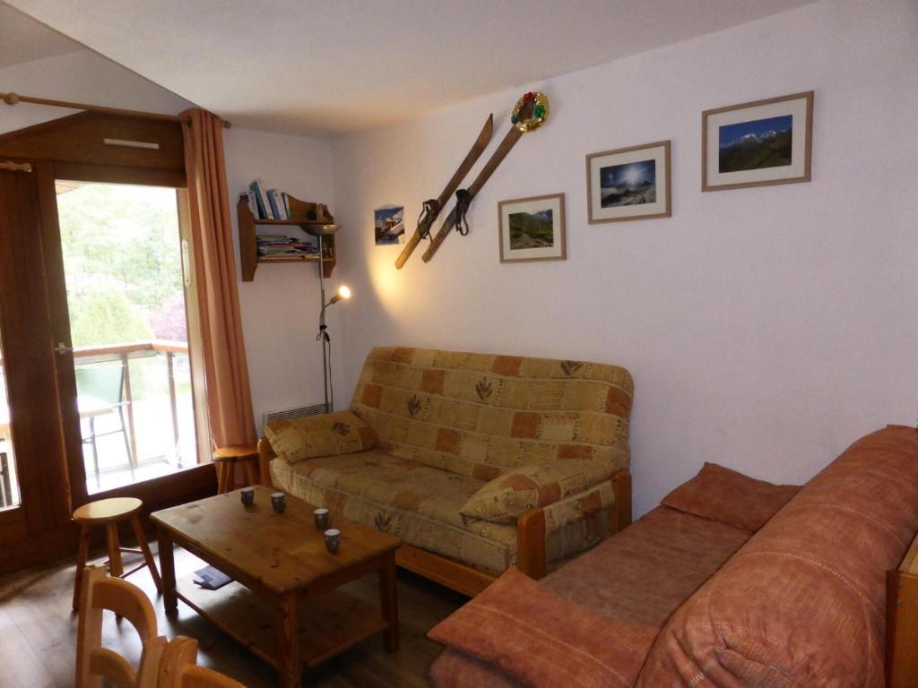 a living room with a couch and a table at Résidence L'enclave - 3 Pièces pour 6 Personnes 744 in Les Contamines-Montjoie